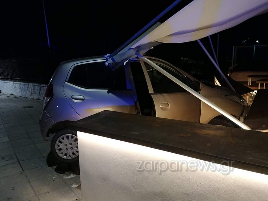 Χανιά: Αυτοκίνητο κατέληξε σε κατάστημα – Δύο τραυματίες