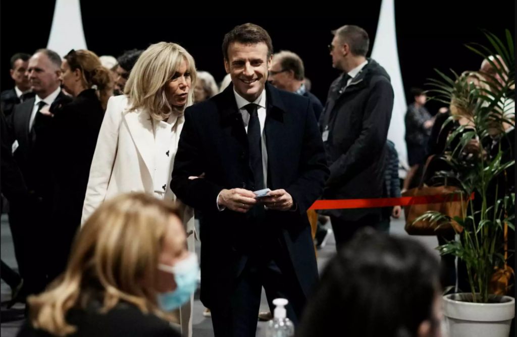 Γαλλία: Με την Μπριζίτ στο πλευρό του ψήφισε ο Εμανουέλ Μακρόν