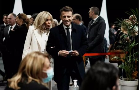 Γαλλία: Με την Μπριζίτ στο πλευρό του ψήφισε ο Εμανουέλ Μακρόν