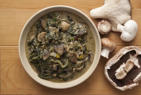 Μαγειρίτσα με μανιτάρια, χόρτα και μάραθο