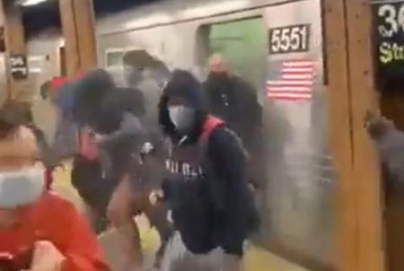 Νέα Υόρκη: Καρέ – καρέ οι στιγμές τρόμου στο μετρό