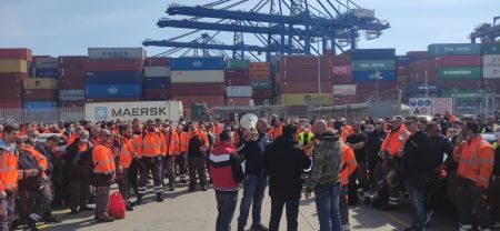 Cosco: Απεργία στο λιμάνι – Ψίχουλα χαρακτηρίζουν οι εργαζόμενοι την πρόταση της διοίκησης για την υπογραφή ΣΣΕ