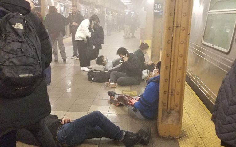 ΗΠΑ: Έναν 62χρονο αναζητούν οι Αρχές για τους πυροβολισμούς στο μετρό του Μπρούκλιν | tovima.gr