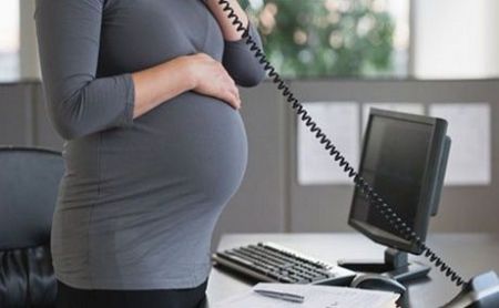 Εξαιρούνται οι μητέρες επιστημονικές συνεργάτιδες των βουλευτών από την παροχή προστασίας μητρότητας