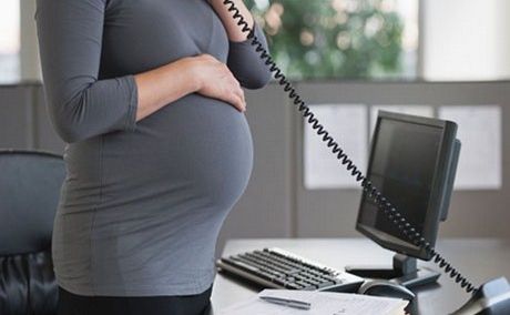 Εξαιρούνται οι μητέρες επιστημονικές συνεργάτιδες των βουλευτών από την παροχή προστασίας μητρότητας | tovima.gr