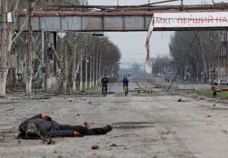 Ουκρανία: Οι Ρώσοι ξεθάβουν τα πτώματα στη Μαριούπολη για να κρύψουν τα εγκλήματα πολέμου, λένε οι Ουκρανοί