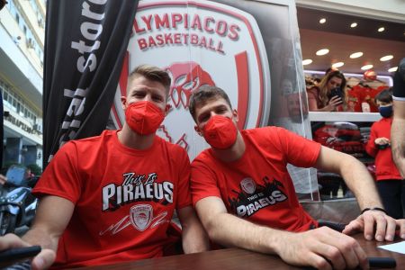 Βεζένκοφ και Γουόκαπ αποθεώθηκαν στην μπουτίκ του Ολυμπιακού