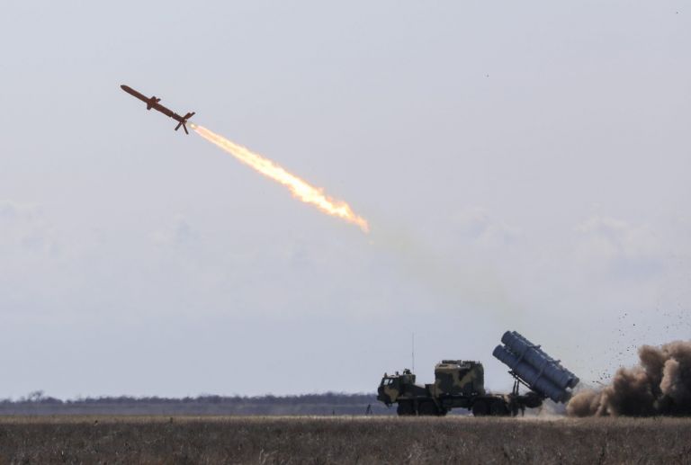 Η Ρωσία λέει ότι χτύπησε το εργοστάσιο πυραύλων του Κιέβου μετά τη βύθιση του Moskva | tovima.gr