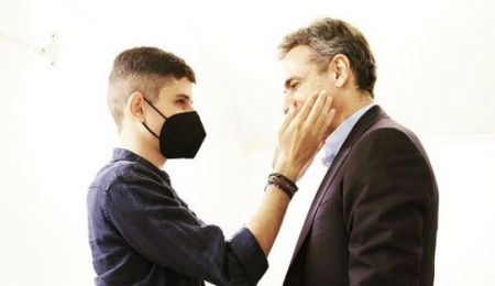 Συνάντηση Μητσοτάκη με τον εκ γενετής τυφλό Κ.-Ε.Τσαγκατάκη: «Με γνώρισε με τον δικό του τρόπο»