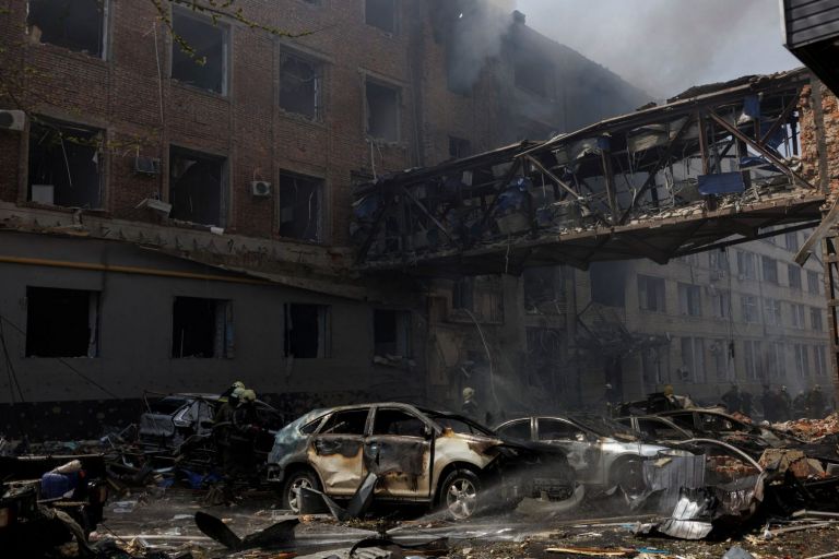 Ουκρανία: Νέοι βομβαρδισμοί με νεκρούς και τραυματίες στο Χάρκοβο | tovima.gr