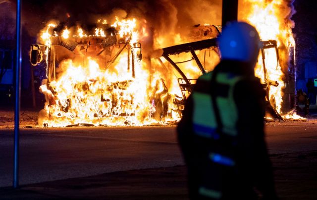Σουηδία: Συγκρούσεις αστυνομίας και αντιφασιστών διαδηλωτών – Τραυματίες από σφαίρες
