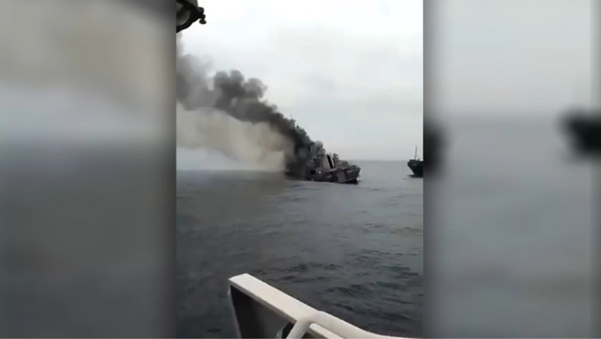Ουκρανία: Διεθνή ΜΜΕ επιβεβαιώνουν ότι το πλοίο που καίγεται στις φωτογραφίες είναι το Moskva