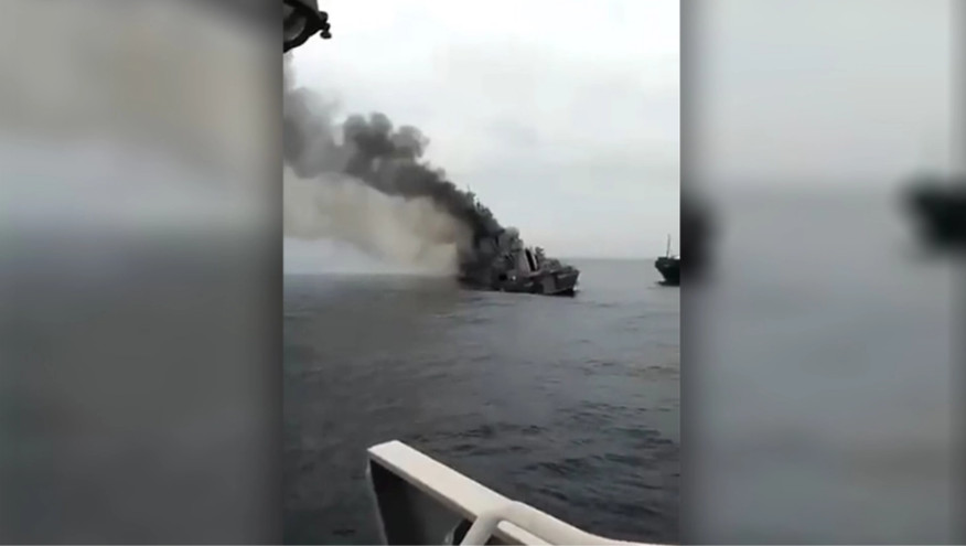 Ουκρανία: Διεθνή ΜΜΕ επιβεβαιώνουν ότι το πλοίο που καίγεται στις φωτογραφίες είναι το Moskva