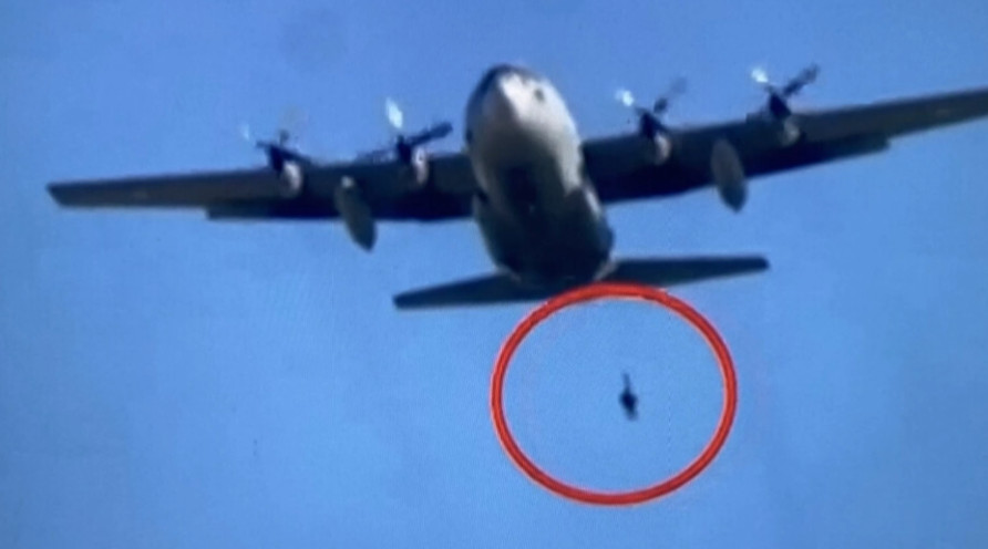 Παρ’ ολίγον τραγωδία σε άσκηση των Ειδικών Δυνάμεων – Έλληνας αλεξιπτωτιστής κρεμόταν από C-130