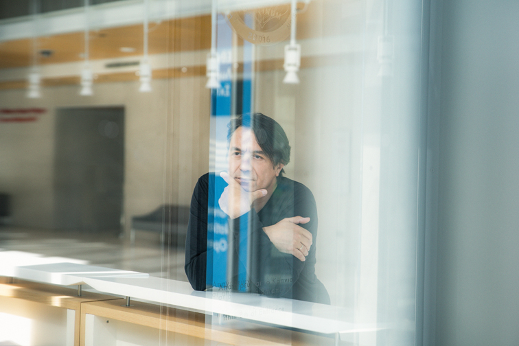 Γιάννης Κότσιρας, «Ο τραγουδιστής πρέπει να ξαναγίνει η φωνή του λαού»