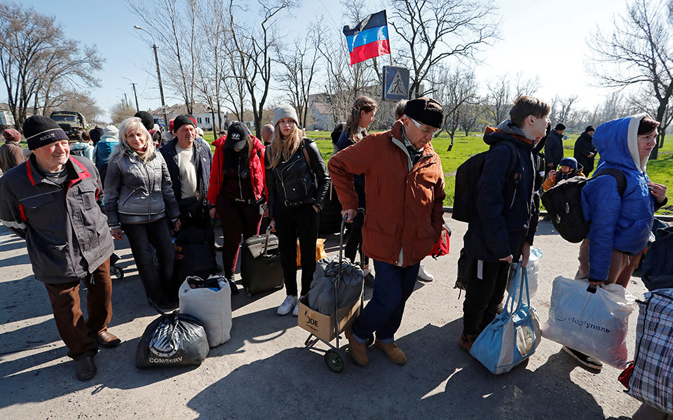 Μαριούπολη: Αναχώρησε κομβόι με αμάχους – Γιατί πολλοί φοβούνται να εγκαταλείψουν την πόλη