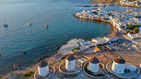 Tourism: Great interest for Mykonos and Santorini
