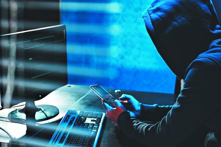 Υποκλοπές στα κινητά με λογισμικό-κατάσκοπο – Ποιος και πώς κατασκευάζει «καθρέφτες» παρακολούθησης