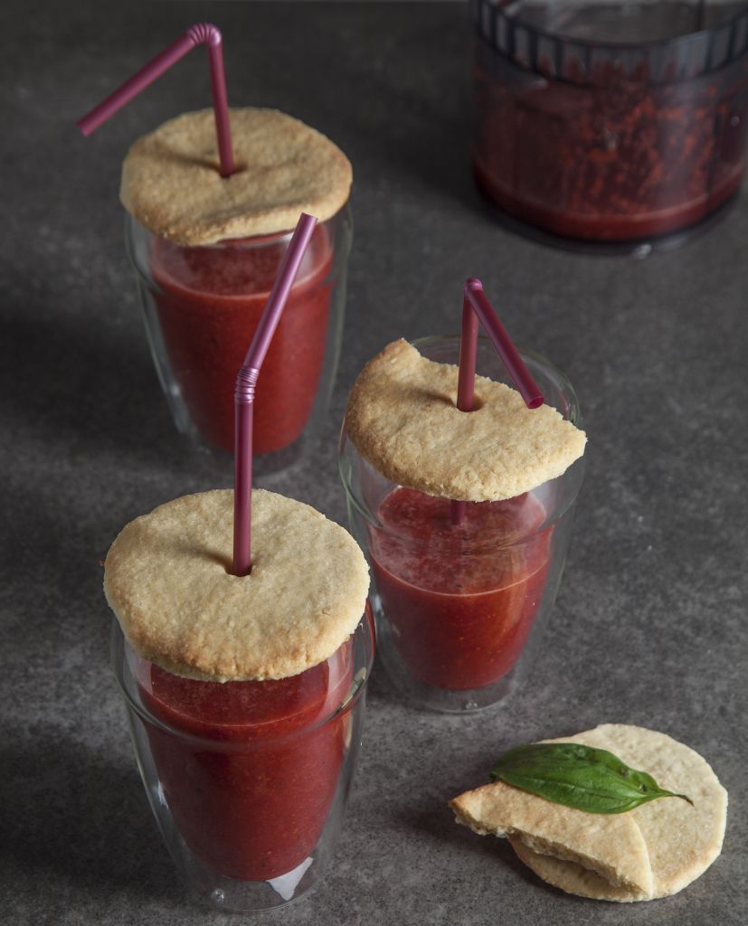 Σούπα φράουλα με μαστίχα και βασιλικό