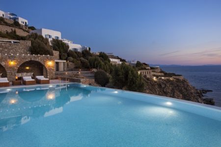 Διεθνή brands σε Μύκονο και Σαντορίνη