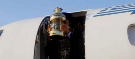 Άγιο Φως: Στις 18:00 θα φτάσει στην Ελλάδα – Με ειδικές πτήσεις σε 7 προορισμούς