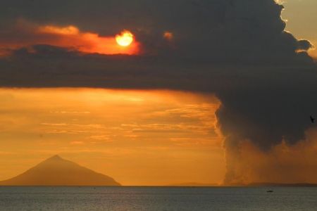 Ινδονησία: Ισχυρή έκρηξη του ηφαιστείου Ανάκ Κρακατόα – Σύννεφο τέφρας ύψους 3χλμ.