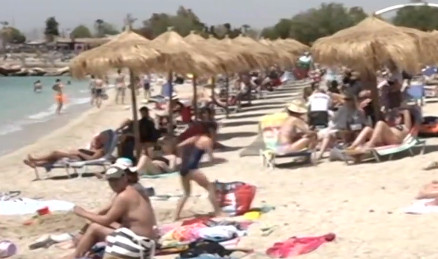 «Μύρισε» καλοκαίρι και γέμισαν οι παραλίες της Αττικής | tovima.gr