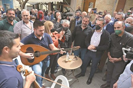Προεκλογικός «τρικομματισμός»