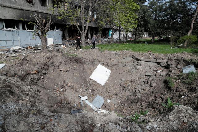 Νέες εικόνες φρίκης στη Μαριούπολη: Τρίτος ομαδικός τάφος | tovima.gr