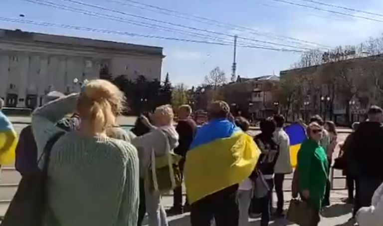Ουκρανία: Με δακρυγόνα και κρότου-λάμψης διέλυσαν οι ρωσικές δυνάμεις διαδήλωση στην κατειλημμένη Χερσώνα | tovima.gr