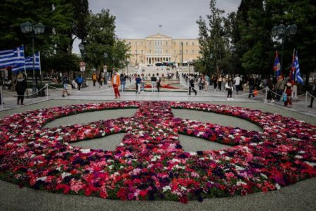 Πρωτομαγιά: Μήνυμα υπέρ της Ειρήνης με 13.600 λουλούδια στην πλατεία Συντάγματος