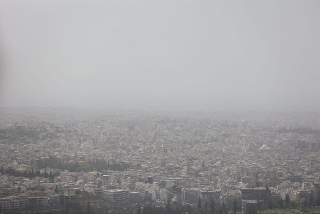 Καιρός: Πρωτομαγιά με λασποβροχές, αφρικάνικη σκόνη και συννεφιά