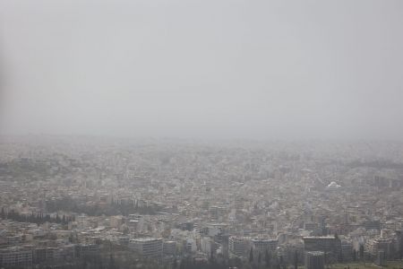 Καιρός: Πρωτομαγιά με λασποβροχές, αφρικάνικη σκόνη και συννεφιά