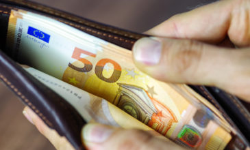 Κατώτατος μισθός: Στα 713 ευρώ από την 1η Μαΐου – Ποια επιδόματα συμπαρασύρει η αύξηση