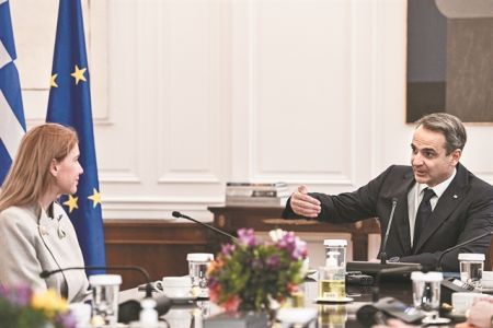 Στην… πρίζα το Μαξίμου για κοιτάσματα και ενεργειακό σοκ