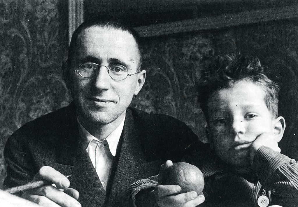 Μπέρτολτ Μπρεχτ: «Διάλογοι προσφύγων» – Η βιωματική αντιφασιστική  νουβέλα του