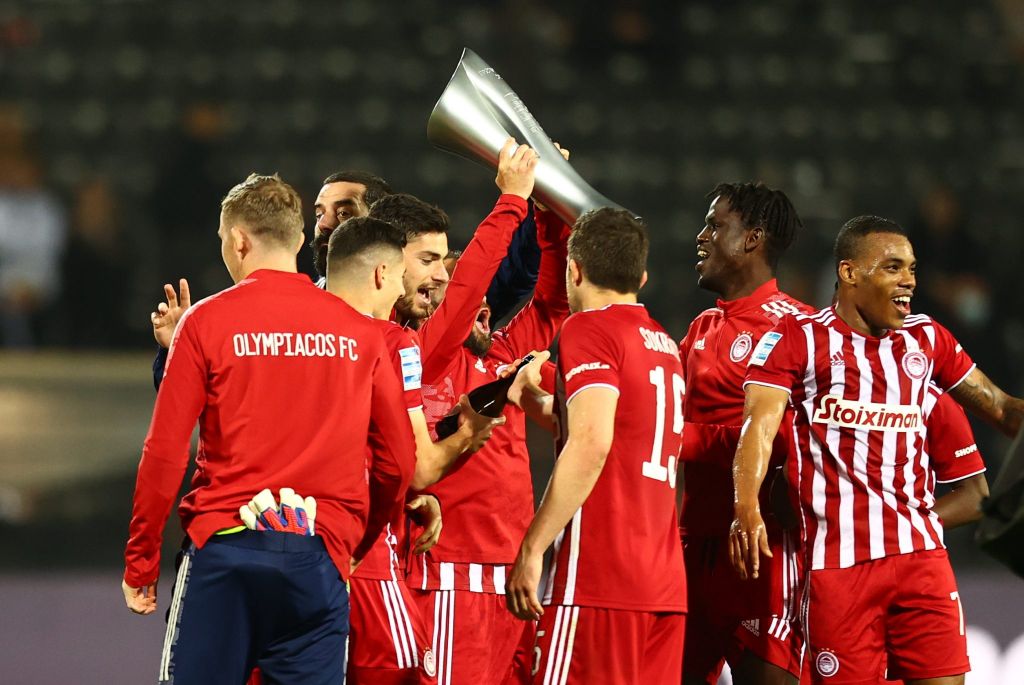 «Ερυθρόλευκο» γλέντι για την κούπα στον αγωνιστικό χώρο της Τούμπας