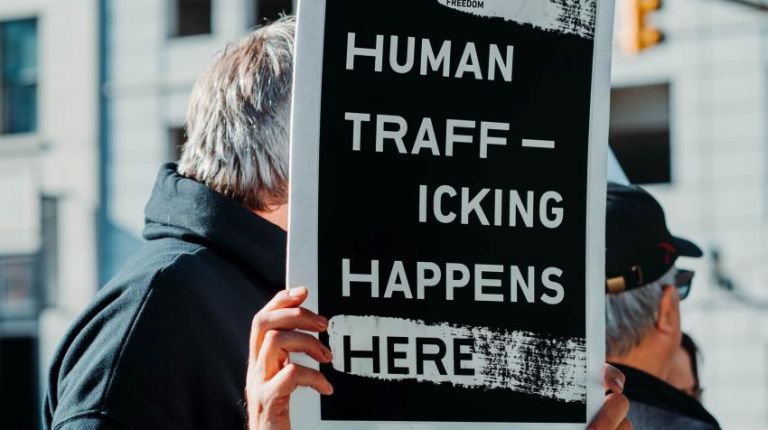 Περιφέρεια Αττικής: Πιλοτικό πρόγραμμα κατάρτισης για την καταπολέμηση της εμπορίας ανθρώπων | tovima.gr