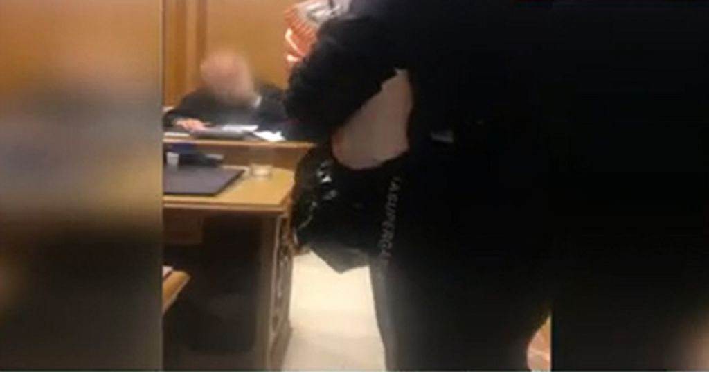Καλλιθέα: Η πρώτη αντίδραση του ιερέα για την επίθεση σε τρανς γυναίκα