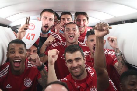 Ολυμπιακός: Το γλέντι των πρωταθλητών στο αεροπλάνο και για το Final 4