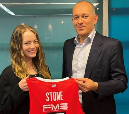 Έμα Στόουν: Ποζάρει με τη φανέλα του Ολυμπιακού