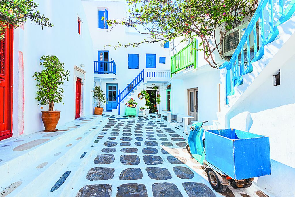 Τουρισμός: Στα 12 εκατ. η επιβατική κίνηση το α’ εξάμηνο – Γιατί Μύκονος και Σαντορίνη μένουν πίσω