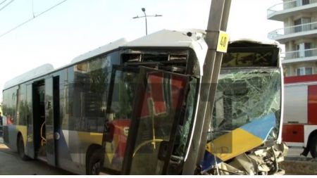 Τροχαίο στην παραλιακή: Λεωφορείο έπεσε στις κολώνες του τραμ