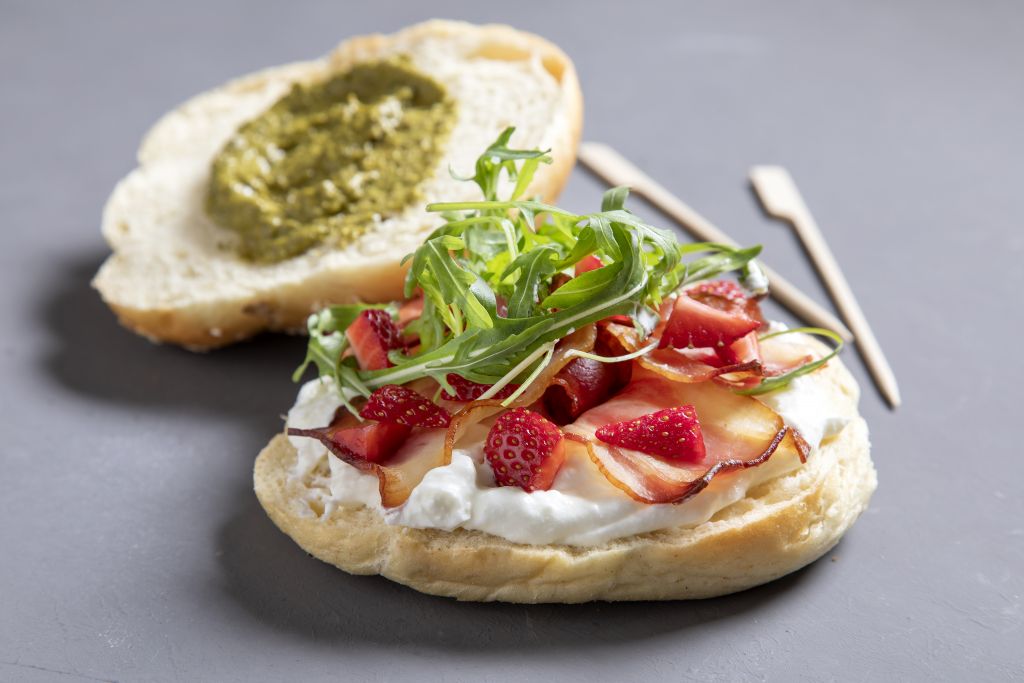 Σάντουιτς με πέστο φιστικιού και φράουλες