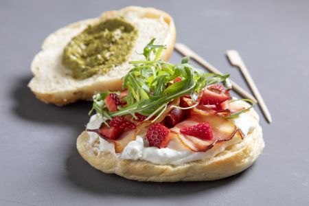 Σάντουιτς με πέστο φιστικιού και φράουλες