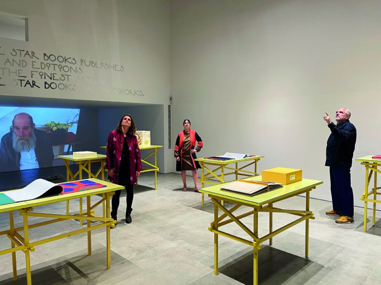 Ο Maurizio Cattelan και τα «βιβλία καλλιτεχνών»  | tovima.gr