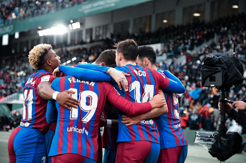 Εντυπωσιάζουν οι νέες φανέλες της Μπαρτσελόνα