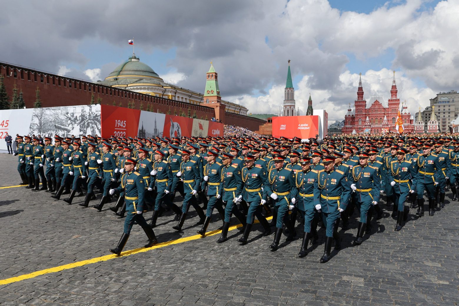 Μόσχα: «Επίδειξη δύναμης» με 11.000 στρατιώτες στην κόκκινη πλατεία [εικόνες]