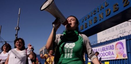 Ελ Σαλβαδόρ: Απέβαλε έπειτα από επιπλοκές στην εγκυμοσύνη της – Καταδικάστηκε σε 30 χρόνια κάθειρξη για παραβίαση του νόμου περί αμβλώσεων