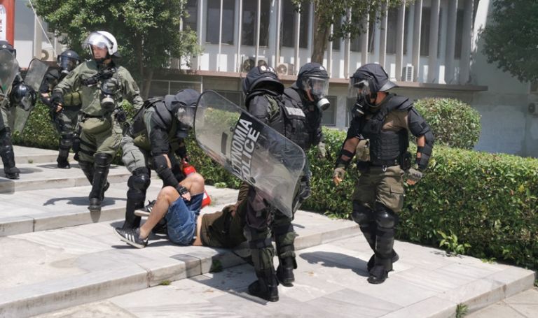 Θεσσαλονίκη: «Πονάω, δεν μπορώ να πάρω ανάσα» φώναζε φοιτητής σε αστυνομικούς | tovima.gr